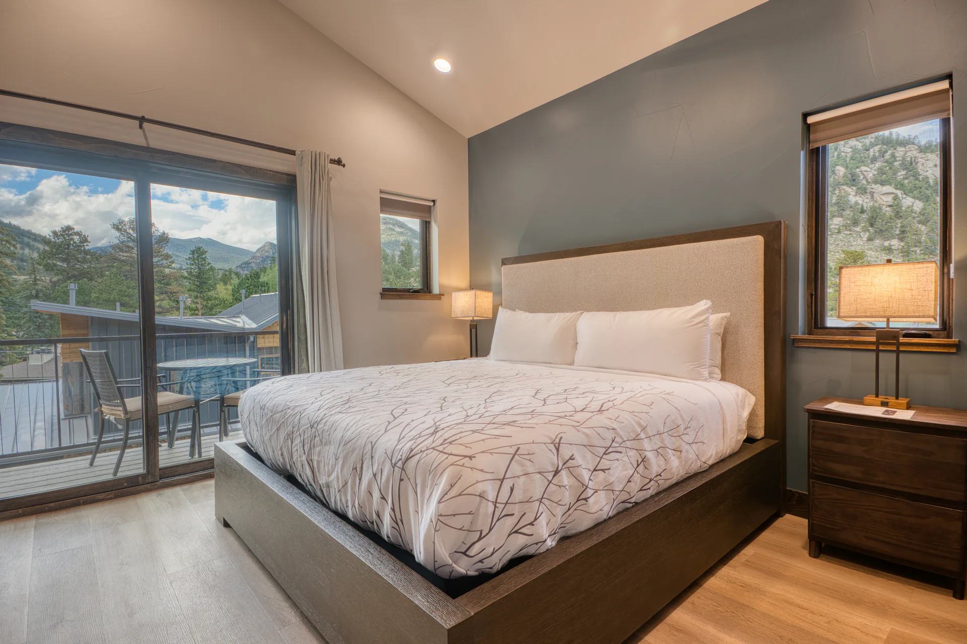 DreamView Hillside king bed