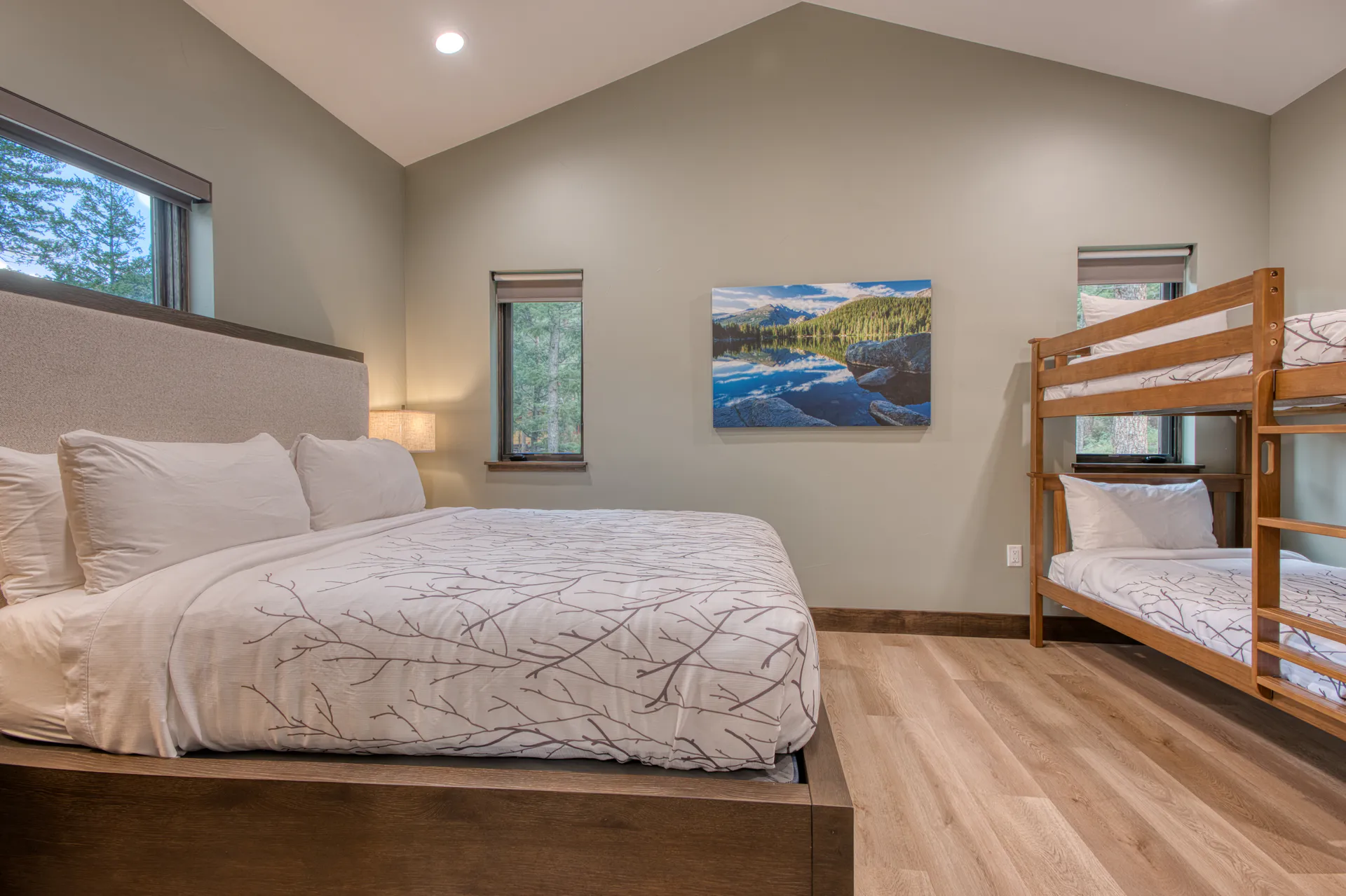 DreamView Hillside king bed with bunk bed