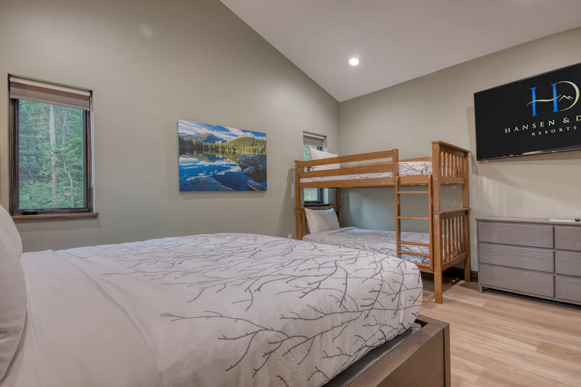 DreamView Hillside king bed and bunk bed